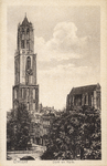 1653 Gezicht op de Domtoren en een gedeelte van de Domkerk te Utrecht met op de voorgrond de voorgevels van enkele ...